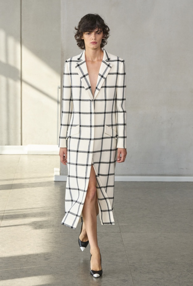 موضة الفساتين المقلمة تفرض أناقة ملفتة في ساعات النهار