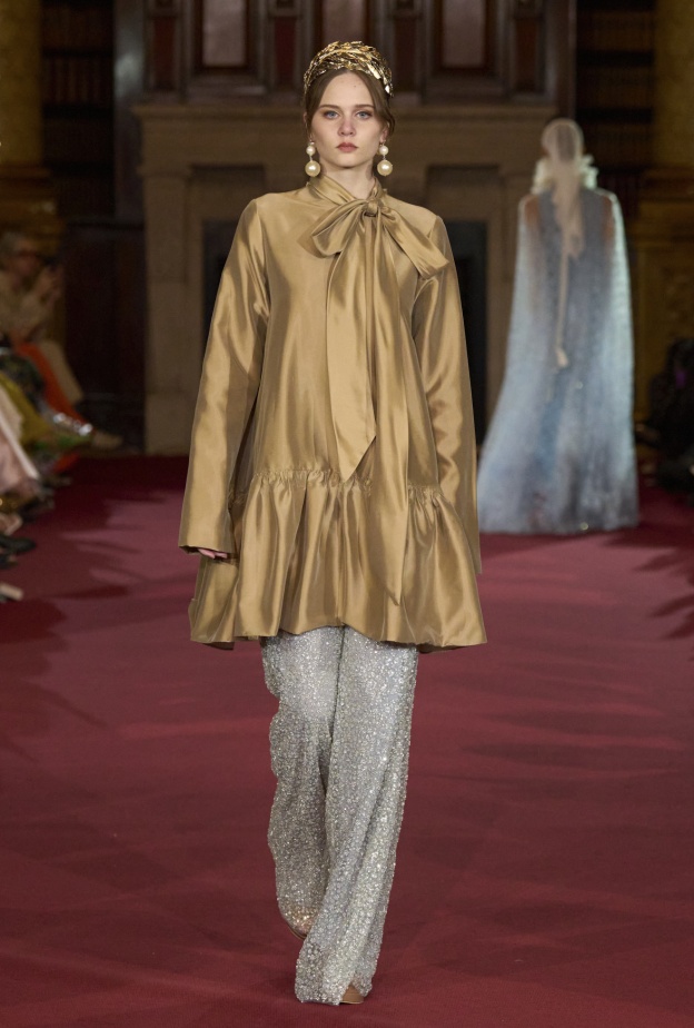 موضة العقدة العصرية صيحة متجددة في إطلالات الصيف