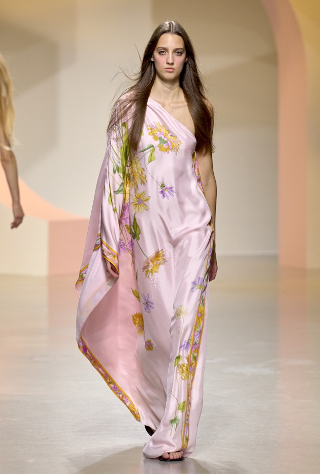 فستان ساتان مطبع بالورود من Leonard