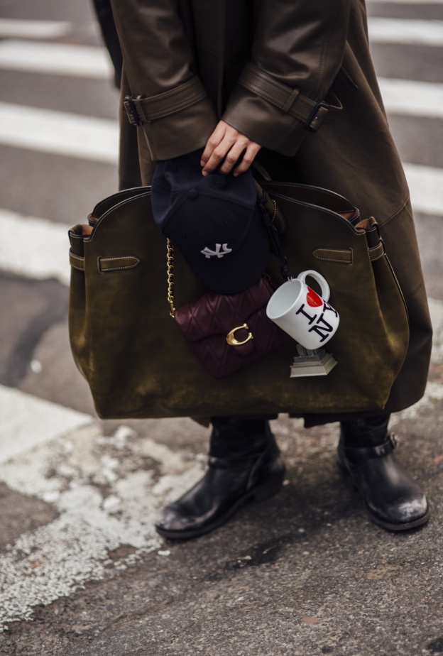 الإكسسوارات الأنيقة وحتى الغريبة تسيطر على صيحة حقائب صيف 2024