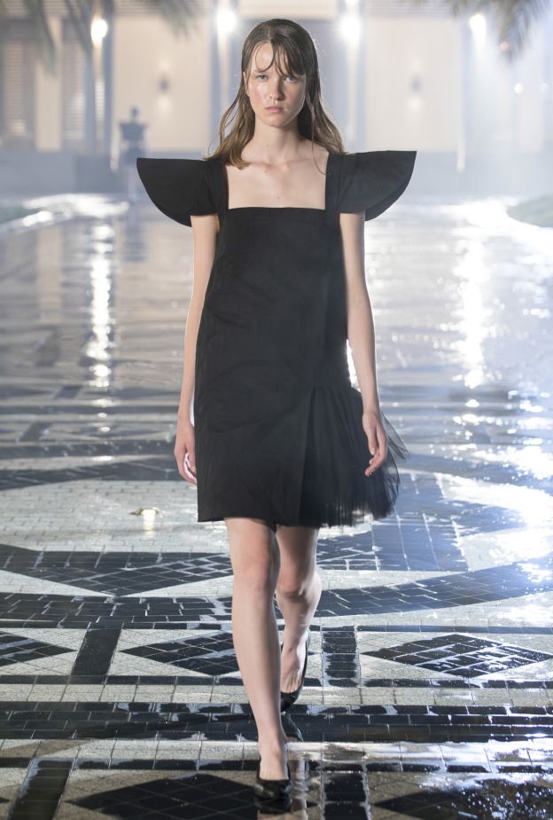 أكمام فساتين غريبة من Noon 