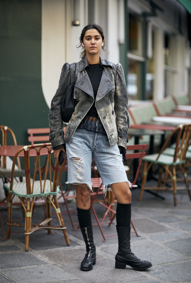 إتجاهات جديدة لموضة البرمودا بأقمشة الجينز