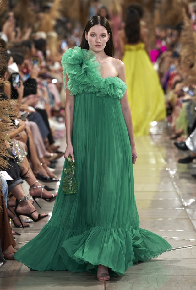 فساتين عصرية مع تفاصيل الكشكش على الاكتاف