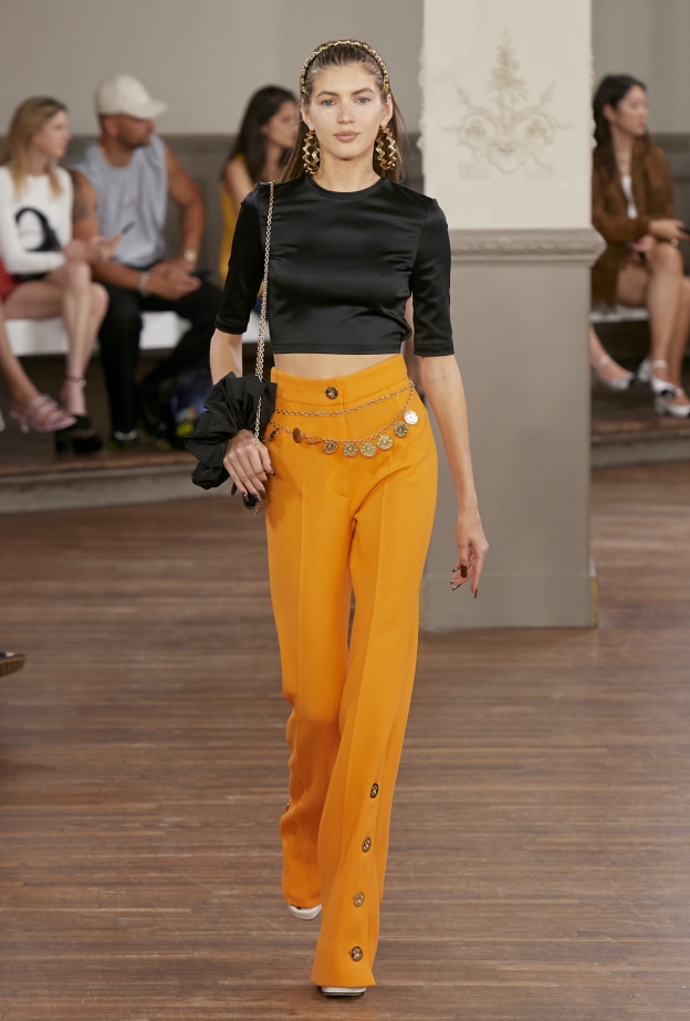 موضة البنطلون المرجاني في صيف 2024