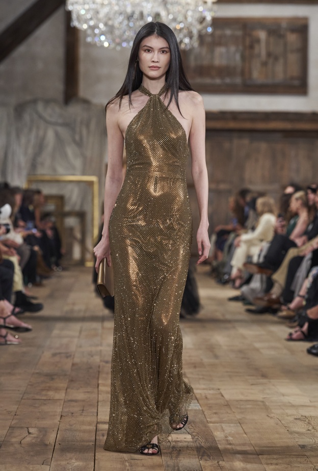 موضة الفساتين الذهبية في موسم الصيف