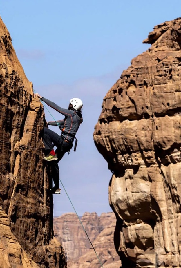 اخترنا لك 10 مغامرات ساحرة تحبس الأنفاس بين جبال العلا   