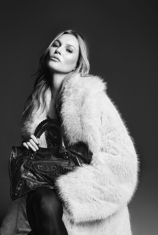 بالنسياغا تحيي حقيبة Le City وتتعاون مع النجمة كيت موس