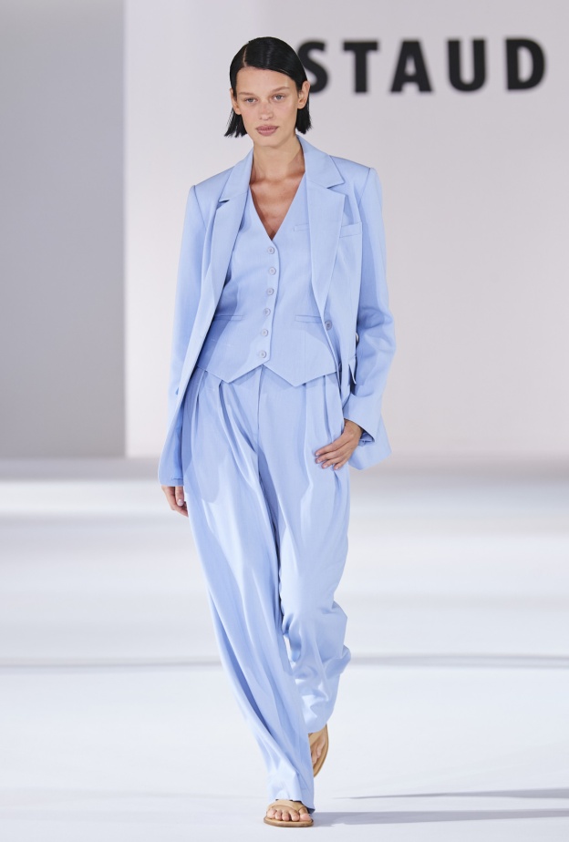 موضة البدلات المؤلفة من ثلاث قطع لصيف 2024