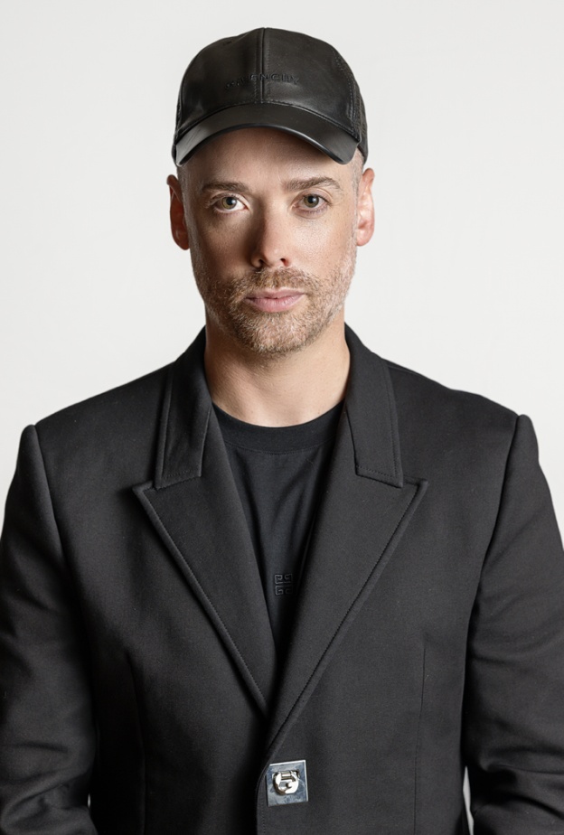 المدير الإبداعي للماكياج لدى "جيفنشي" ثوم ووكر 