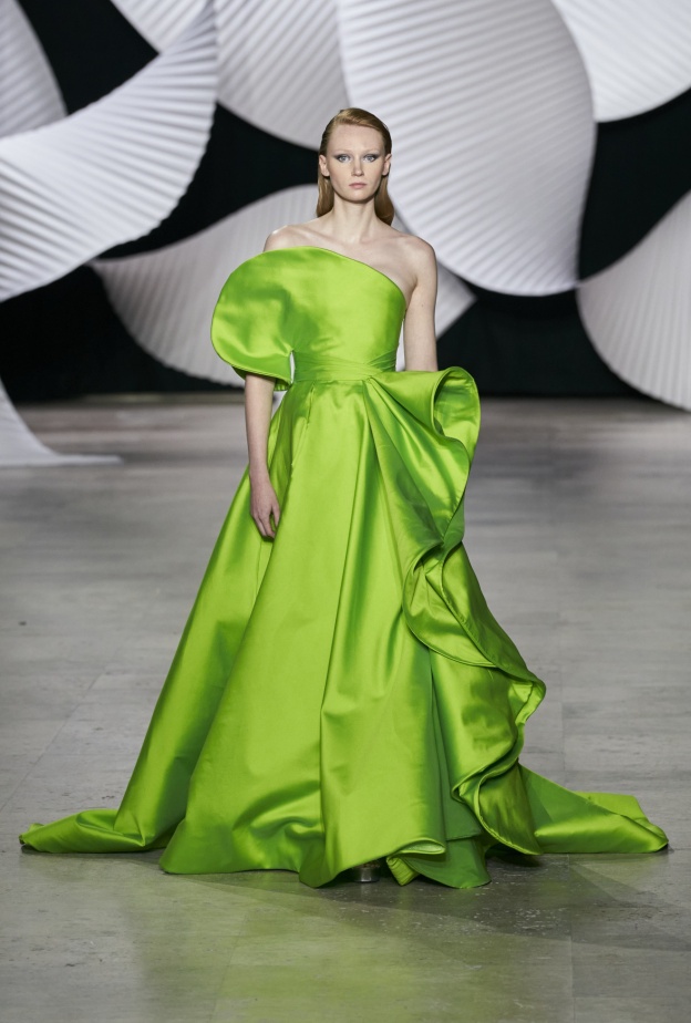 الفساتين الخضراء القوية بقصات استثنائية نجمة صيف 2024