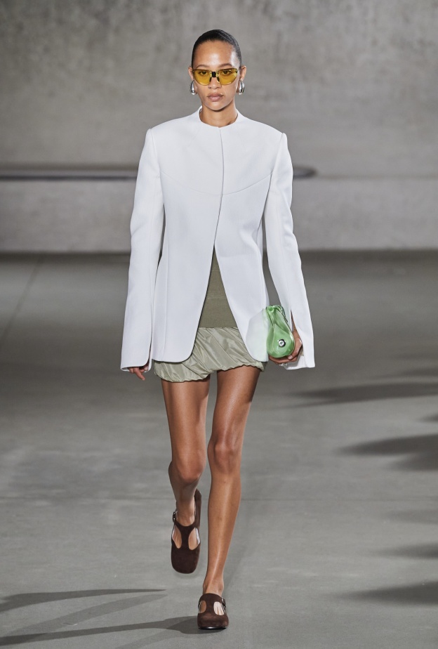 مجموعة Tory Burch لربيع وصيف 2024.. تصاميم تتسم بالعصرية والراحة بلمسة حرفية وجودة عالية 