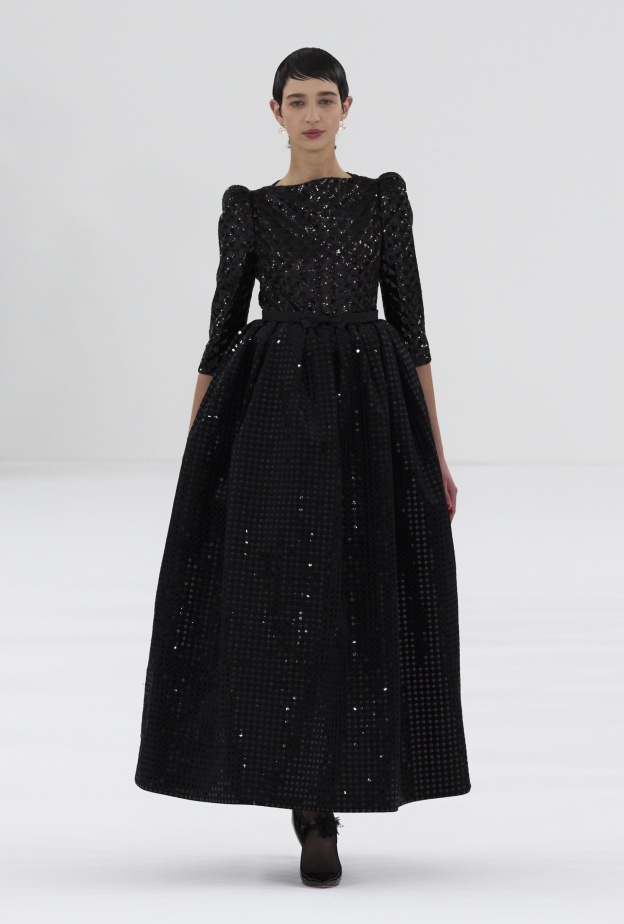 تحضّري لعيد الفطر 2024 بفساتين سهرة سوداء ومحتشمة