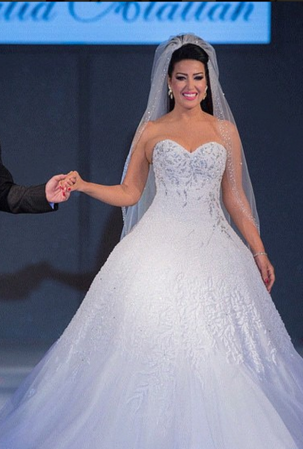 بعد تألقها بفستان الزفاف في مسلسل بـ"100 راجل".. تذكروا إطلالات سمية الخشاب العرائسية