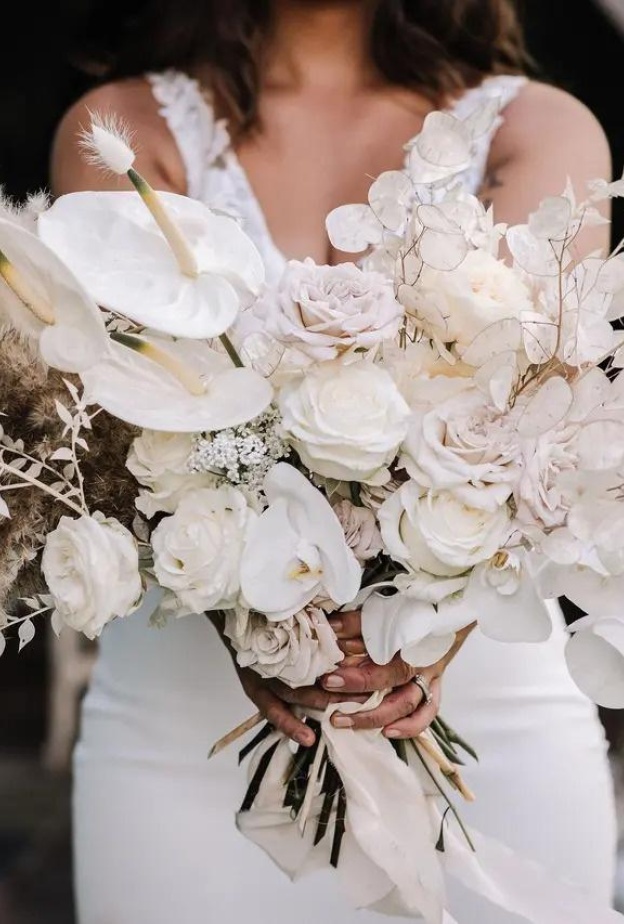 أفكار رائعة وراقية لباقات زفاف العرائس المعدة من الورود