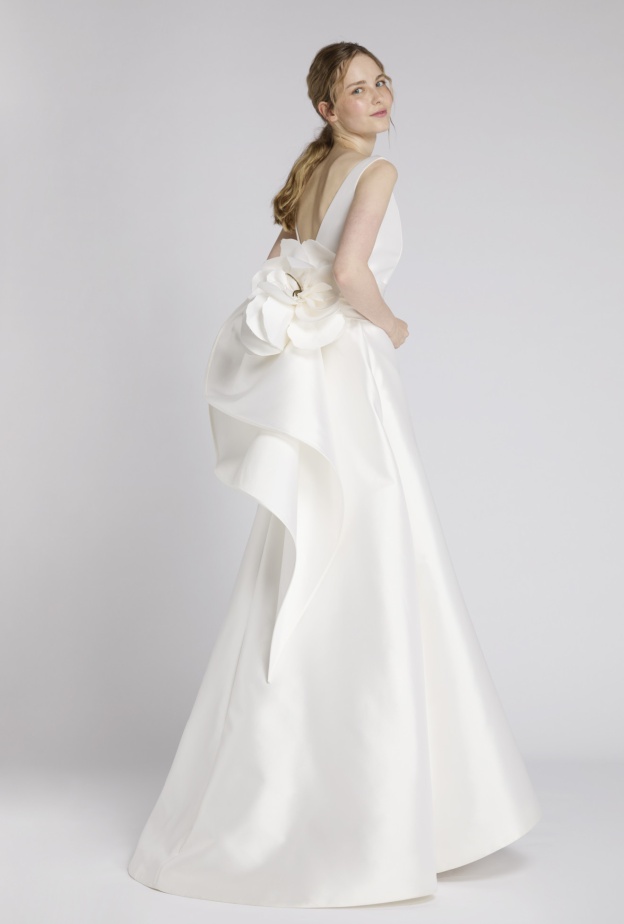 الفيونكات الكبيرة في عروض أنطونيو ريفا لربيع 2025