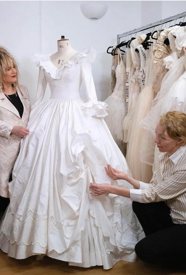 مصممة فستان زفاف الأميرة ديانا الأيقوني تستعد لتقديم النسخة العصرية من الفستان الأيقوني