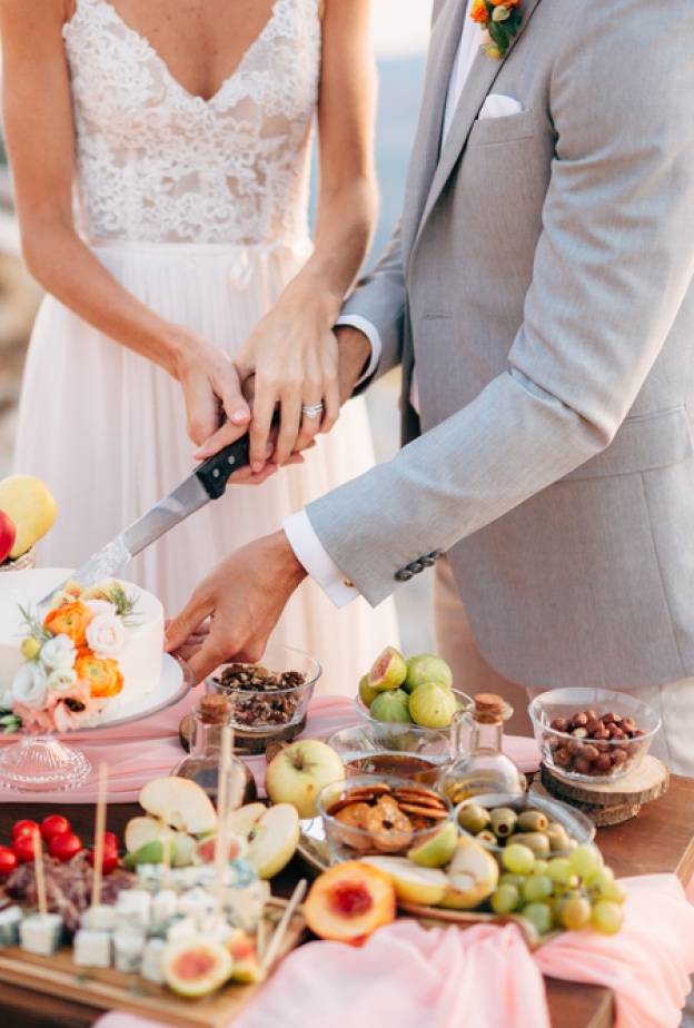 دليل كامل للعروسين لاختيار قائمة الطعام المثالية لزفافك