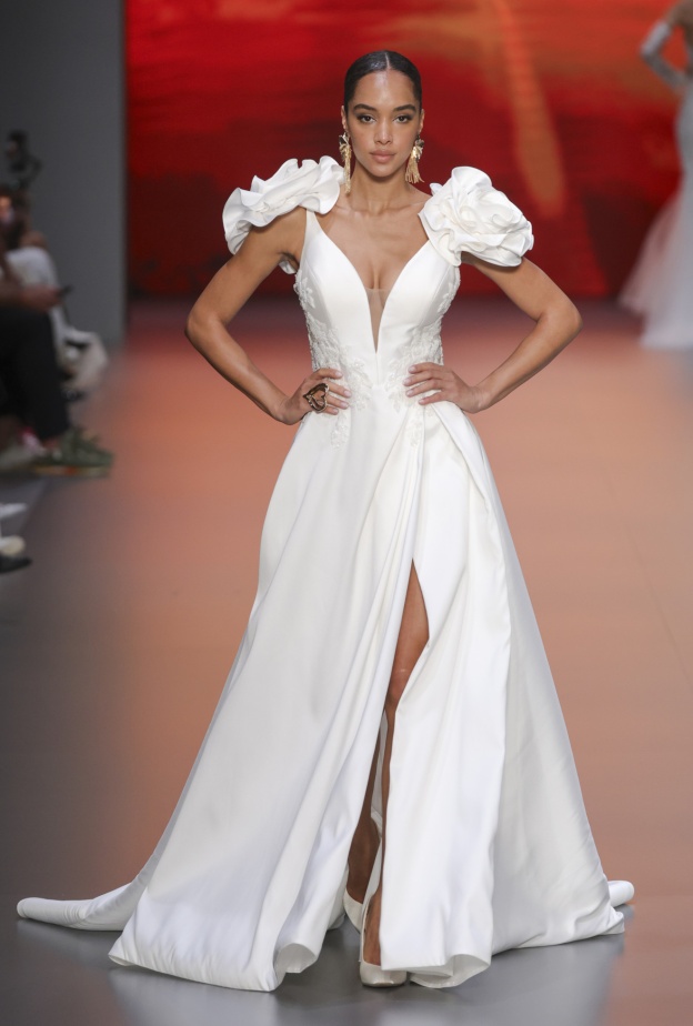 أسبوع برشلونة العرائسي يختتم أعماله مطلقاً آخر اتجاهات فساتين الزفاف لربيع 2025