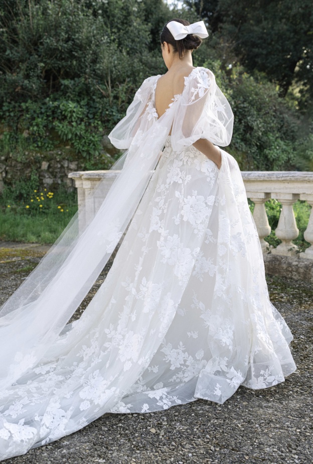 طلي بالأبيض وكللي أكتافك بالكايب لإطلالة ملكية من آخر الاتجاهات