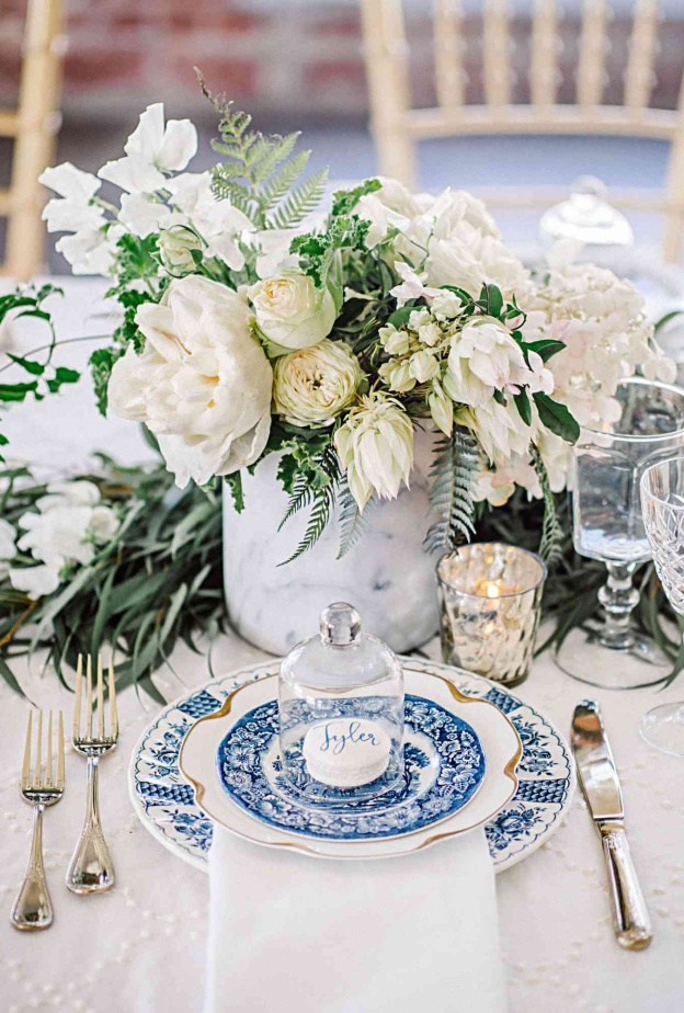 قطعة ديكور مركزية صغيرة معدة شريحة من جذع شجرة وبتلات من الزهور