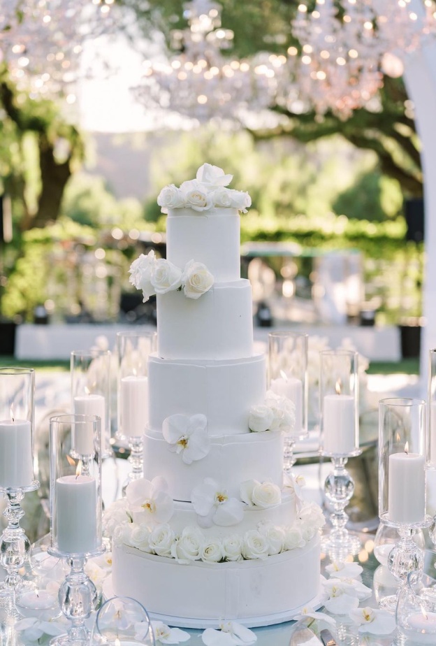 كللي ديكور حفل زفافك الصيفي بإشراق اللون الأبيض الناصع