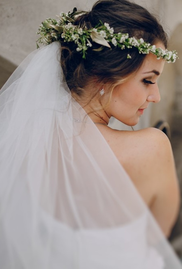 أفكار رائعة لأكاليل الزهور لإطلالة رومانسية للعروس