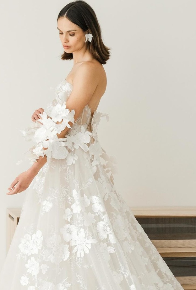 اليوم الأول من أسبوع الموضة العرائسي في نيويورك...الورد ثم الورد لفساتين ربيع وصيف 2025