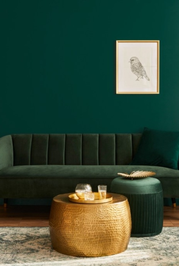 أريكة مخملية أنيقة بلون الأخضر الزمردي