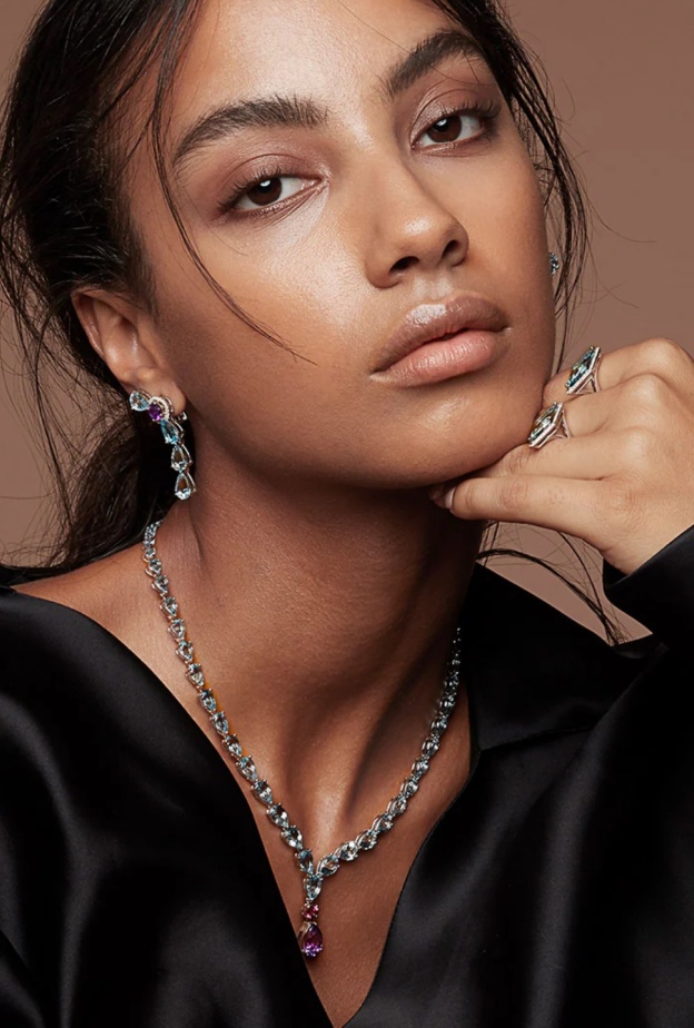 هل يناسب حجر الأكوامارين الخواتم؟