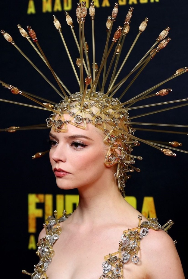 إطلالة جمالية وفينتاج للنجمة Anya Taylor-Joy