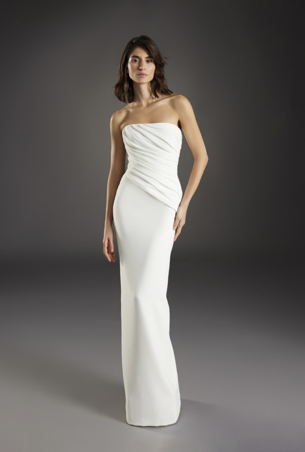 إطلالة ناعمة من Pronovias خلال عروض موضة عروس 2025