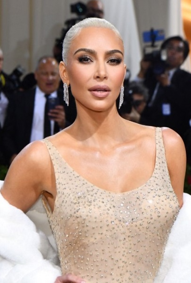 إطلالات لا تنسى للشقيقات كيم كاردشيان على مر السنوات في حفلات Met Gala