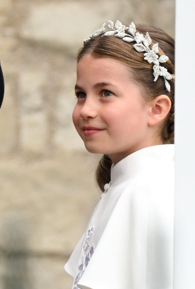 الأميرة شارلوت تتألق بقطعة مجوهرات مميزة مثل والدتها كيت ميدلتون
