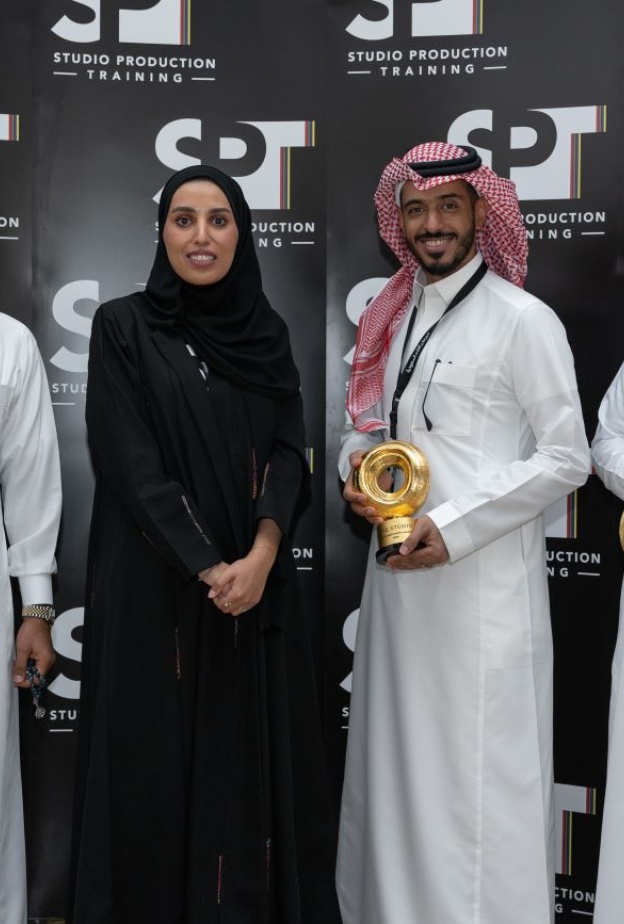 هاجر النعيم مع الفائزين بالجوائز الاستثنائية