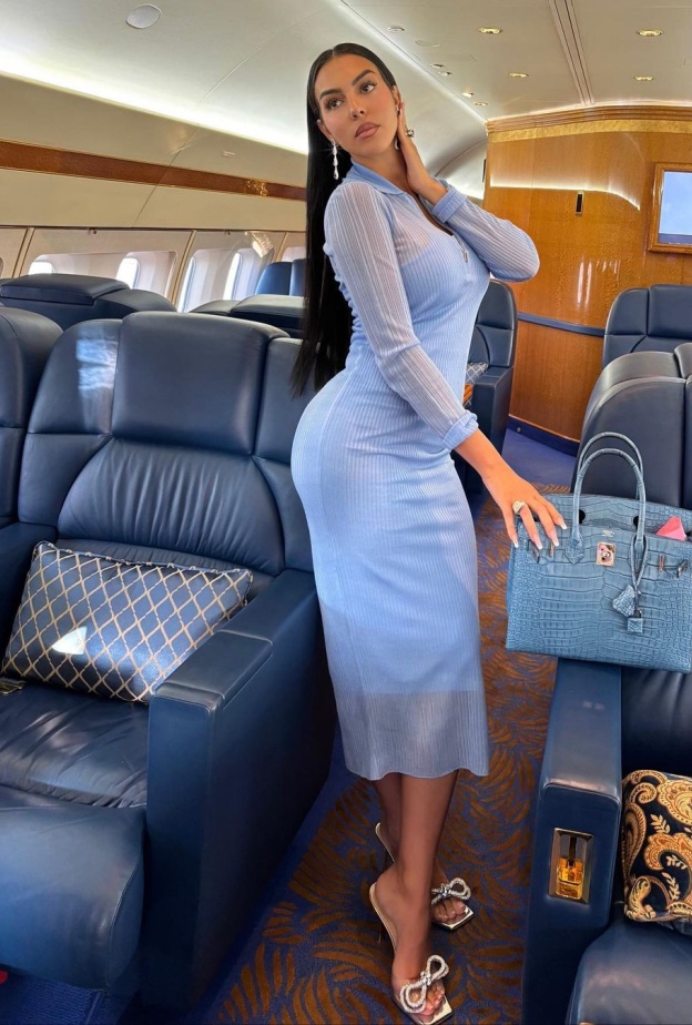 اطلالات يومية كاجوال من وحي جورجينا رودريغز نجمة غلاف مجلة "هي"