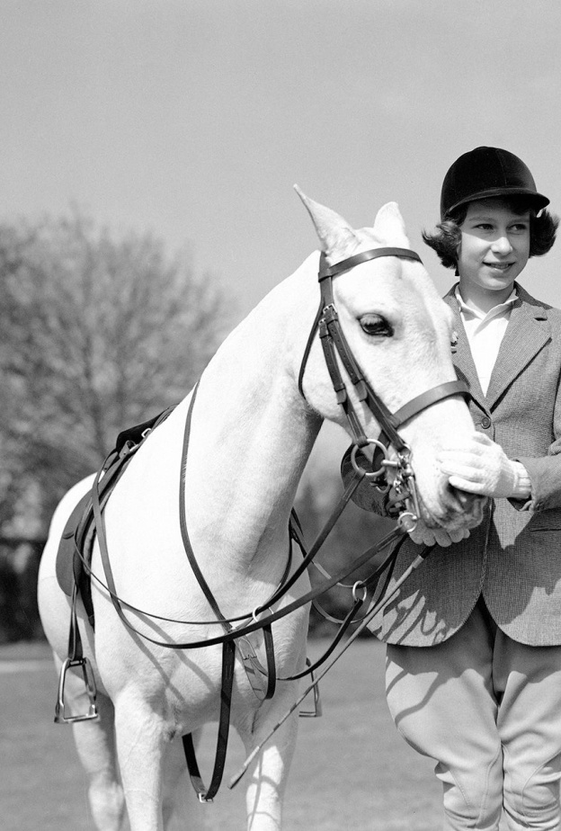 الملكة إليزابيث الثانية معروفة بحبها لسباق الخيل