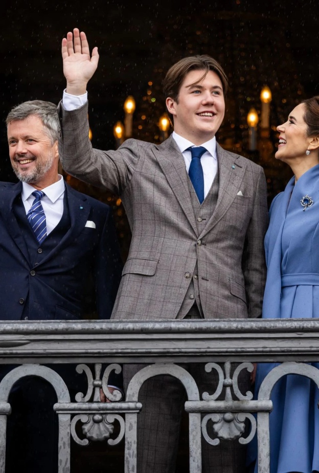 الملكة ماري والملك فريدريك يهديان الأمير كريستيان سيارته الأولى