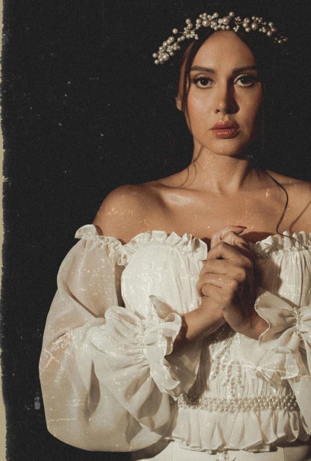 النجمة ياسمين رئيس تُفاجئ مُحبيها بليلة الحناء وهذه أبرز تصاميم مجوهراتها