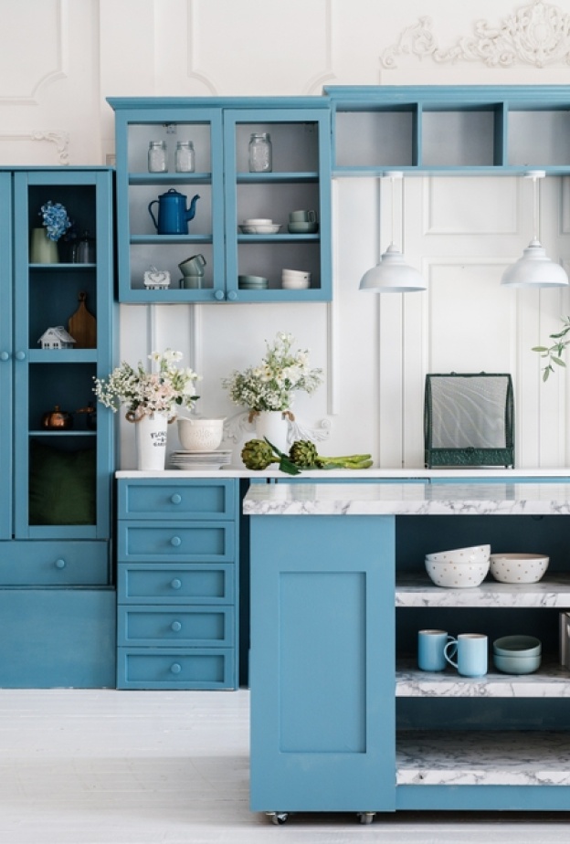 جزيرة مطبخ بأرفف مفتوحة