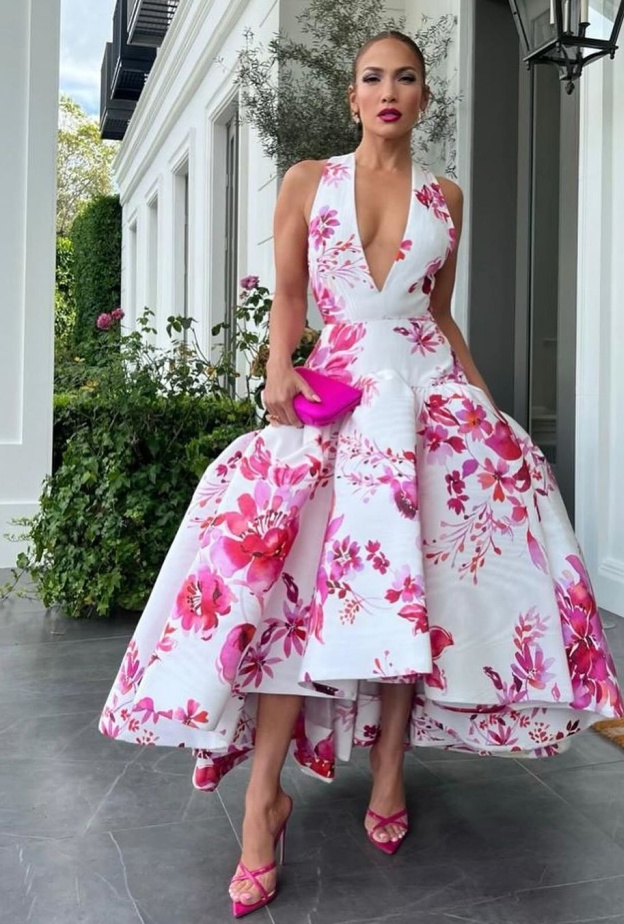 النجمات تُنسق تصاميم المجوهرات التي تُناسب إطلالات الأزياء المطبّعة بالورود 