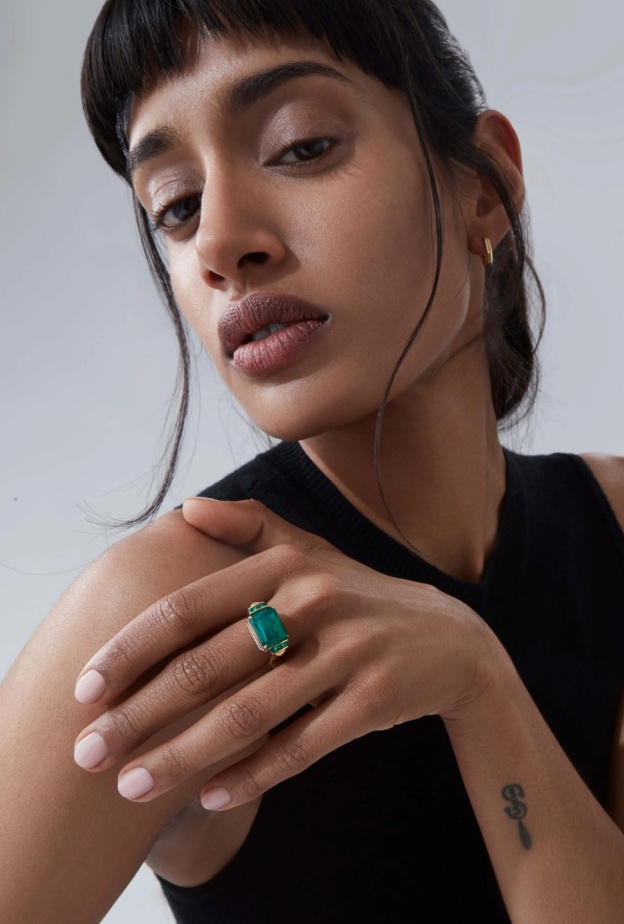 خاتم مرصّع بالزمرد من ستيفن ويبستر Stephen Webster 