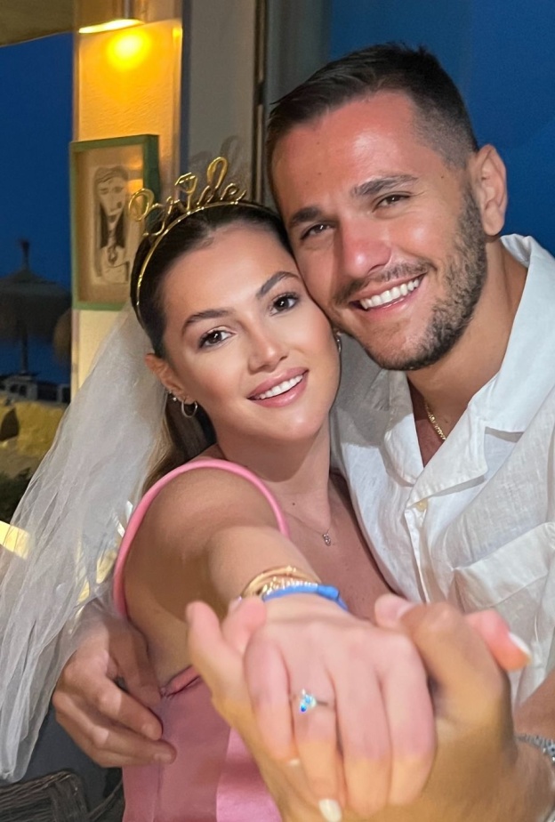 خطوبة دانا الحلاني في أجواء رومانسية على الشاطئ