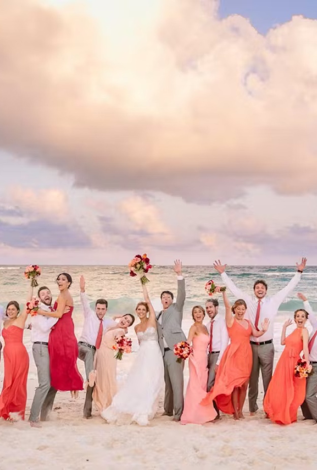 دليلك لإطلالة ضيوف مثالية لحفل زفاف شاطئي في عام 2024