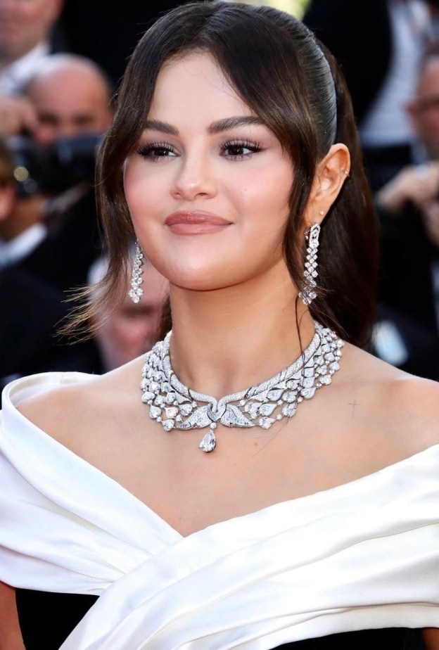 قواعد مكياج سر إطلالات سيلينا غومز لإطلالة مشرقة وشبابية للمرأة الثلاثينية