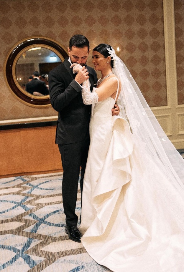 ريم سامي مع زوجها خلال حفل زفافها