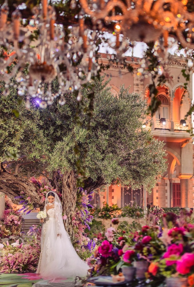 إنه الوقت المناسب لتختاري الورود الملونة لزينة زفافك في صيف 2024!