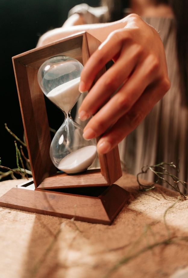 سلاحكِ الأساسي لإنجاز مهامكِ سريعًا...إليكِ أهمية إدارة الوقت وخطوات تنظيمه