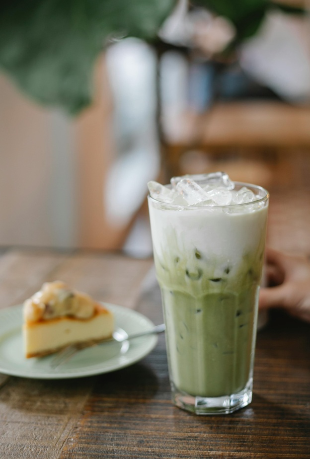 طريقة عمل ماتشا لاتيه للاستمتاع به خلال فصل الصيف