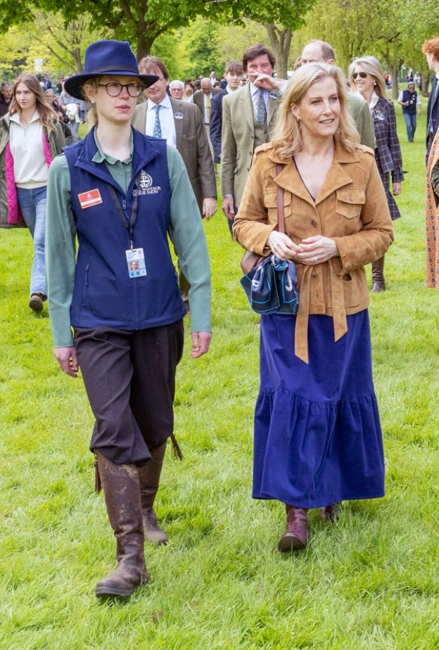 ظهور نادر لليدي لويز وندسور مع والدتها الدوقة صوفي