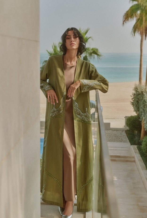 عباية مع فستان من علامة موزان